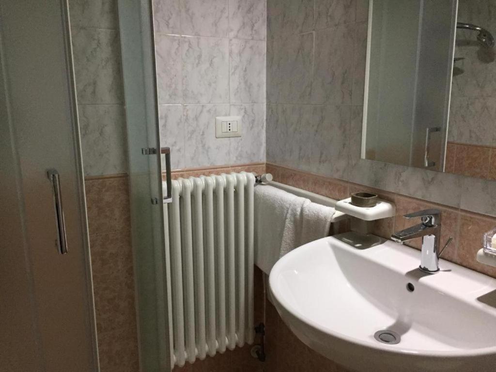 Camera B&B Hotel Parma Esterno foto